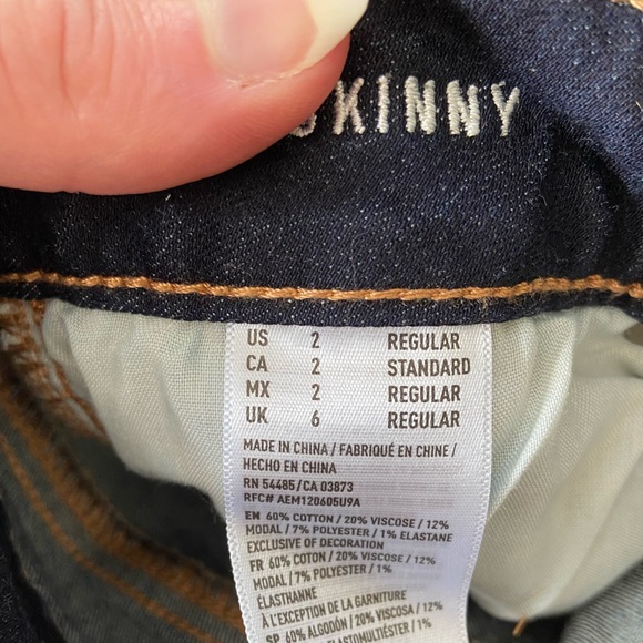 Dark wash size 2 American Eagle skinny jeans - Picture 4 of 4